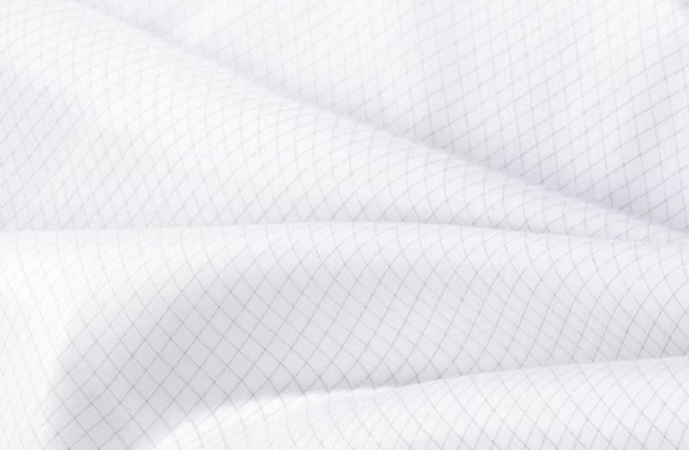 Primo piano del tessuto Allergocover: microfibra bianca a tessitura fitta con una fine griglia uniforme di fili di carbonio scuri, tessuti in direzione di ordito e trama.