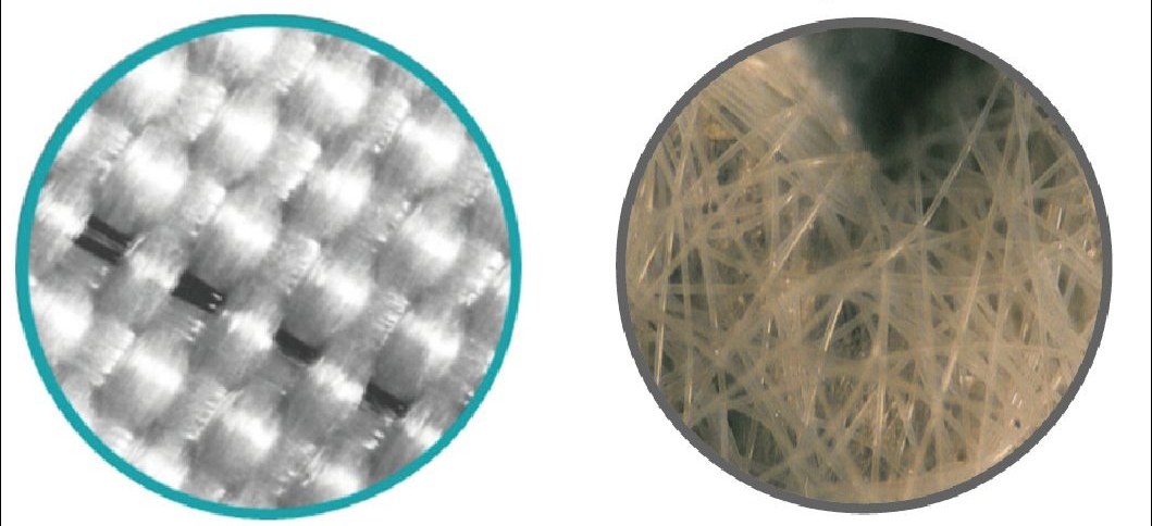 Immagine al microscopio a confronto diretto: a sinistra la struttura in microfibra Allergocover a tessitura fitta, con filati di poliestere incrociati in modo uniforme e superficie chiusa. A destra un encasing in non tessuto con fibre distribuite in modo caotico e interstizi visibili tra le fibre, attraverso cui possono passare particelle di allergeni.
